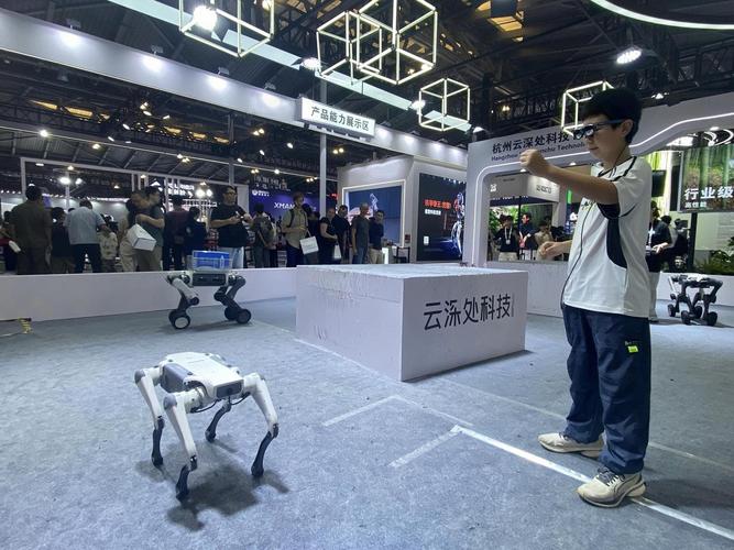 云深处科技亮相waic2025,展示具身智能机器人关键技术与实战应用